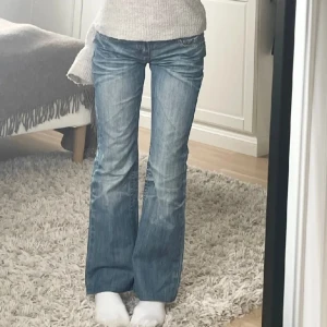 Jeans - Ett par jättefina jeans som jag köpte här på Plick men tyvärr passade dem inte mig och därför säljer jag vidare. Jättefint skick och snygga fickor!💖💖