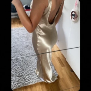 Balklänning  - Det här är en balklänning från asos som har öppen rygg och är i et siden liknande material. Har används 1 gång men det är ett väldigt omätligt material och har därför fått en lite ändring i texturen som man kan se på bild nr 3. Pris kan diskuteras.