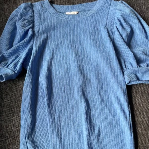 Blå topp - Fin blå topp från Cubus i storlek XS. Inte alls särskilt använd så i fint skick! Kan skicka bild med den på vid intresse☺️ har även en likadan grön!