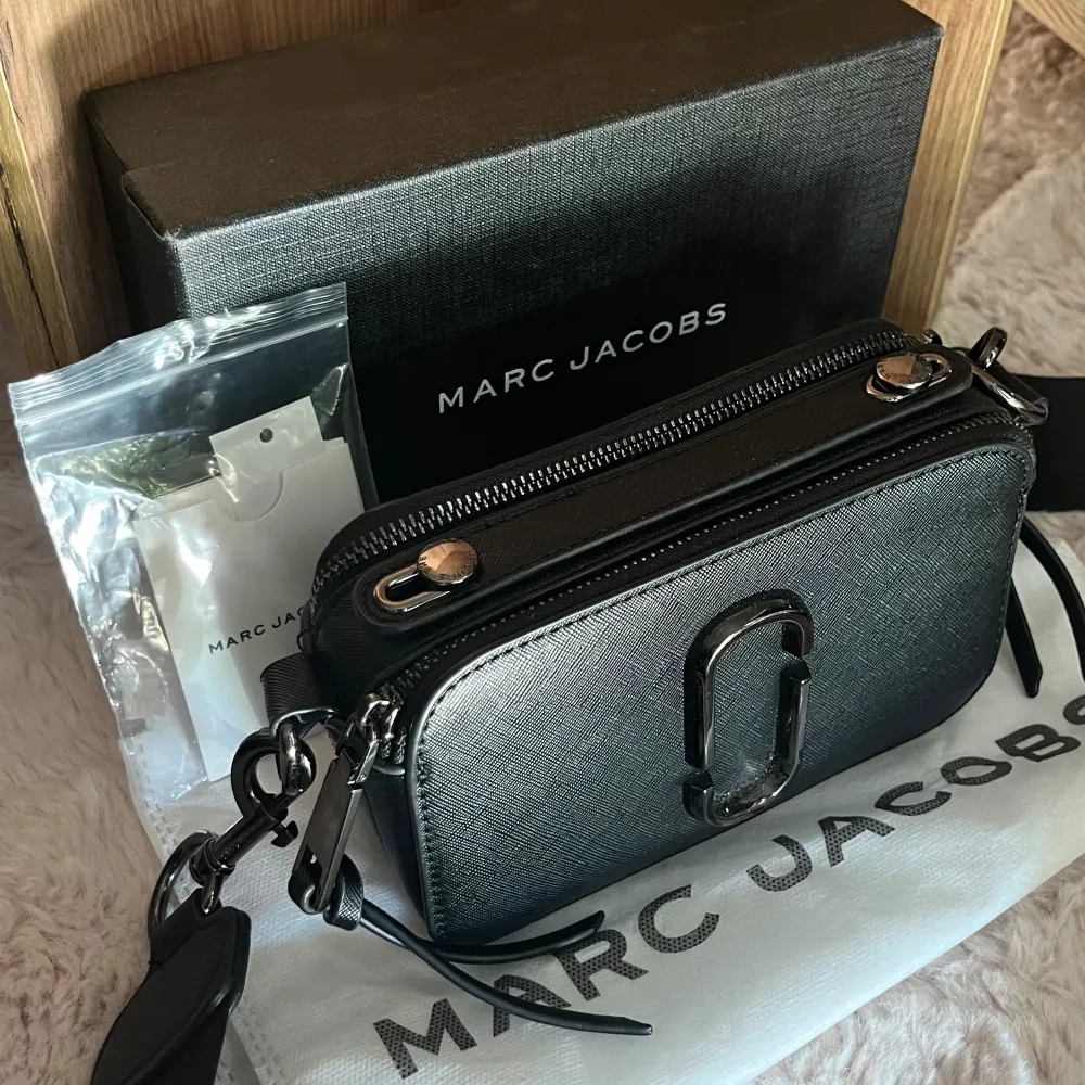 Säljer min Marc jacobs väska som jag köpte ny begagnad, den har tyvärr inte kommit till användning!   Super fint skick, inga fläckar eller skavanker. Hel och ren! Använd 2 gånger   Medföljer original kartong + dustbag. Accessoarer.