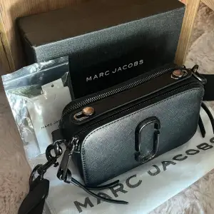 Säljer min Marc jacobs väska som jag köpte ny begagnad, den har tyvärr inte kommit till användning!   Super fint skick, inga fläckar eller skavanker. Hel och ren! Använd 2 gånger   Medföljer original kartong + dustbag