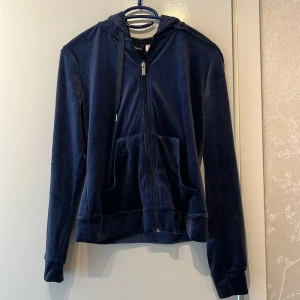 Velour hoodie - ”Cecilia velour hoodie” från GinaTricot i färgen evening blue, storlek S. Aldrig använd! 