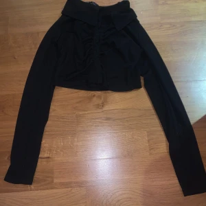 Fin svart långärmad magtröja  - Jätte fin svart långärmad magtröja med knappar 