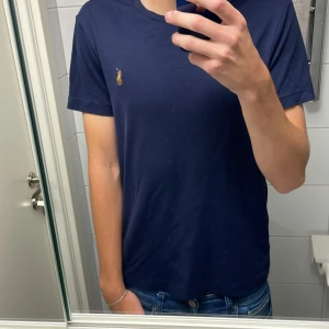 Ralph lauren tshirt  - Ralph lauren tshirt i nyskick (9/10) som jag knappt använt. Köptes för ca 750kr! Kom med prisförslag🥰