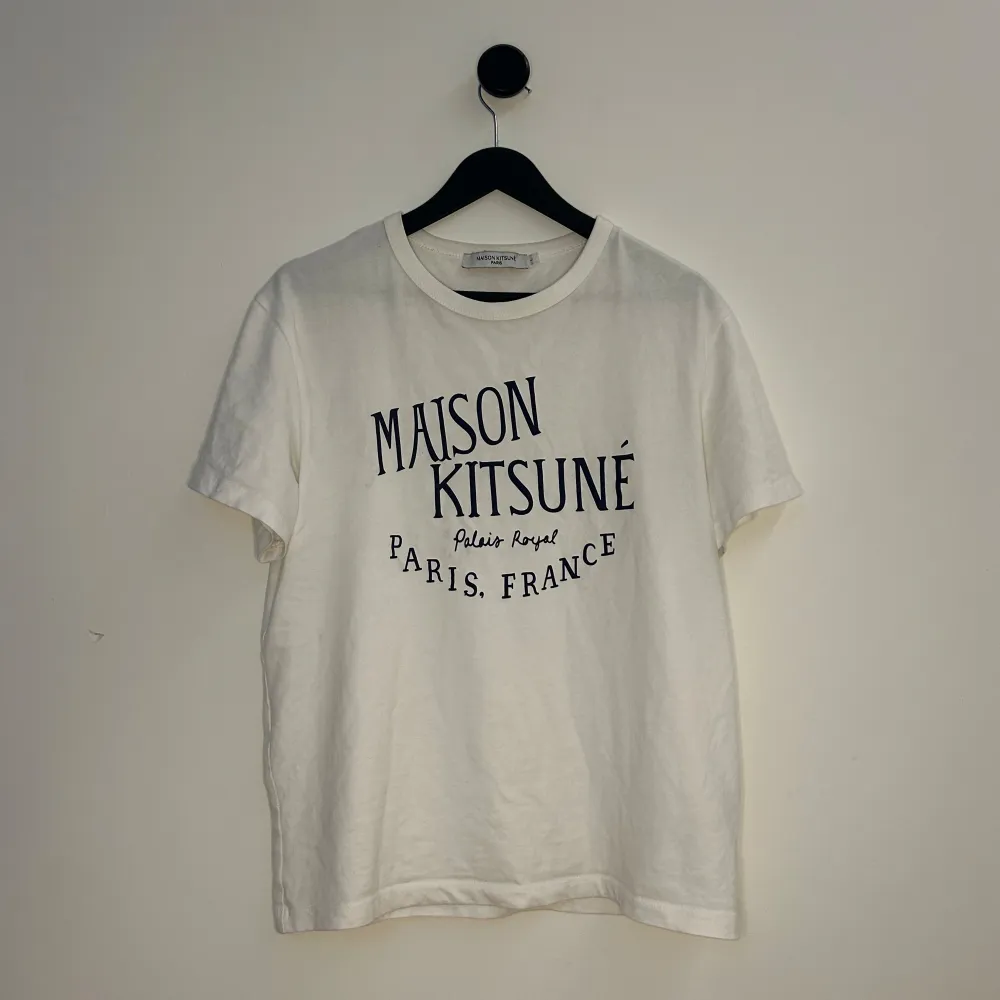 En riktigt fet Maison Kitsune tisha, i extremt bra skick som passar till alla säsonger🔥Texten är mörkblå fast ser svart ut på bilden och tishan är i storlek L fast små i storlek så passar S/M🙌💯 Hör gärna av er vid flera frågor eller funderingar!. T-shirts.