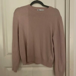 Stickad tröja - Jätte fin rosa tröja som är använd få gånger då, kan skicka fler bilder om de skulle önskas 