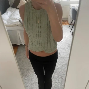 Grönt stickat linne - Använder inte längre och är normal i storleken och har inga defekter.