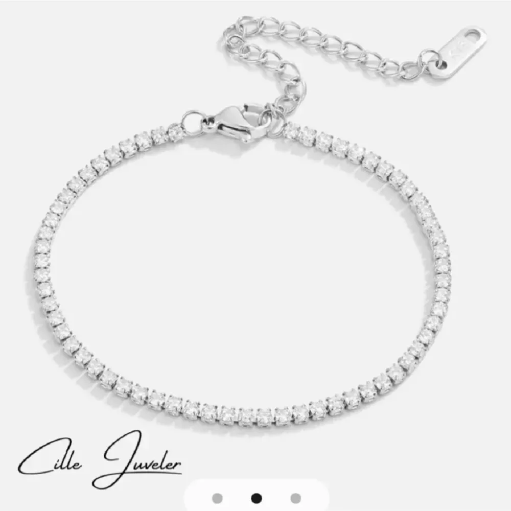 Så vacker och elegant Amaia Tennisarmband. Vattentät mm. Ordinariepris 445kr men utsåld iaf. Aldrig använd endast testad. 🧸Skriv t mig för video där man ser den bättre.. Asusteet.
