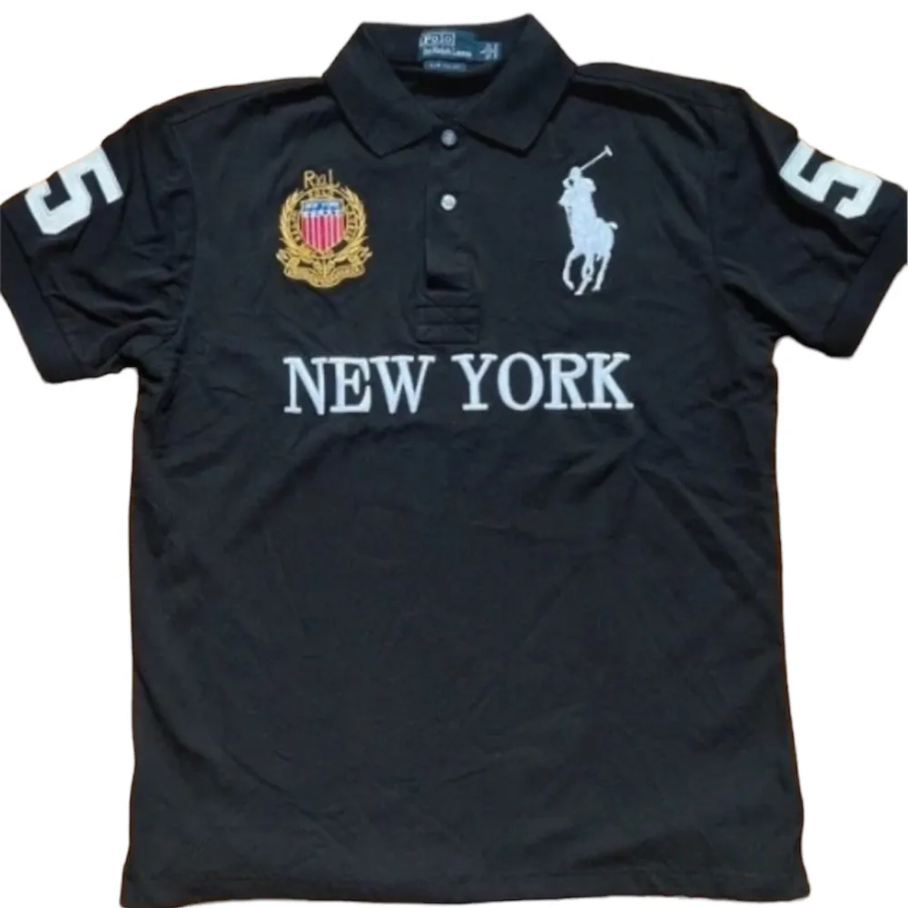 Hej! Säljer en Polo Ralph Lauren Chief Keef New York Pike i nyskick. Storlek M, priset kan diskuteras vid snabb affär.. T-shirts.