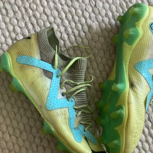 Puma fotbolls skor  - Är använda som ni ser men är inte slitna eller skada någonstans.