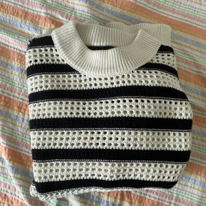 Randig stickad tröja från H&M - Säljer en superfin randig tröja från H&M i storlek XXL. Den är stickad med ett snyggt mönster i svart och vitt. Tröjan har långa ärmar och en bekväm ribbad krage. Perfekt för höst och vinter, både stilren och mysig!