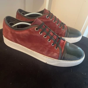 Lanvin captoe - Hej, Säljer ny mina Lanvin Captoes i vinröd färg Skick 8-10 | Nypris: 5499:- | Mitt pris: 2099:-  Mvh 