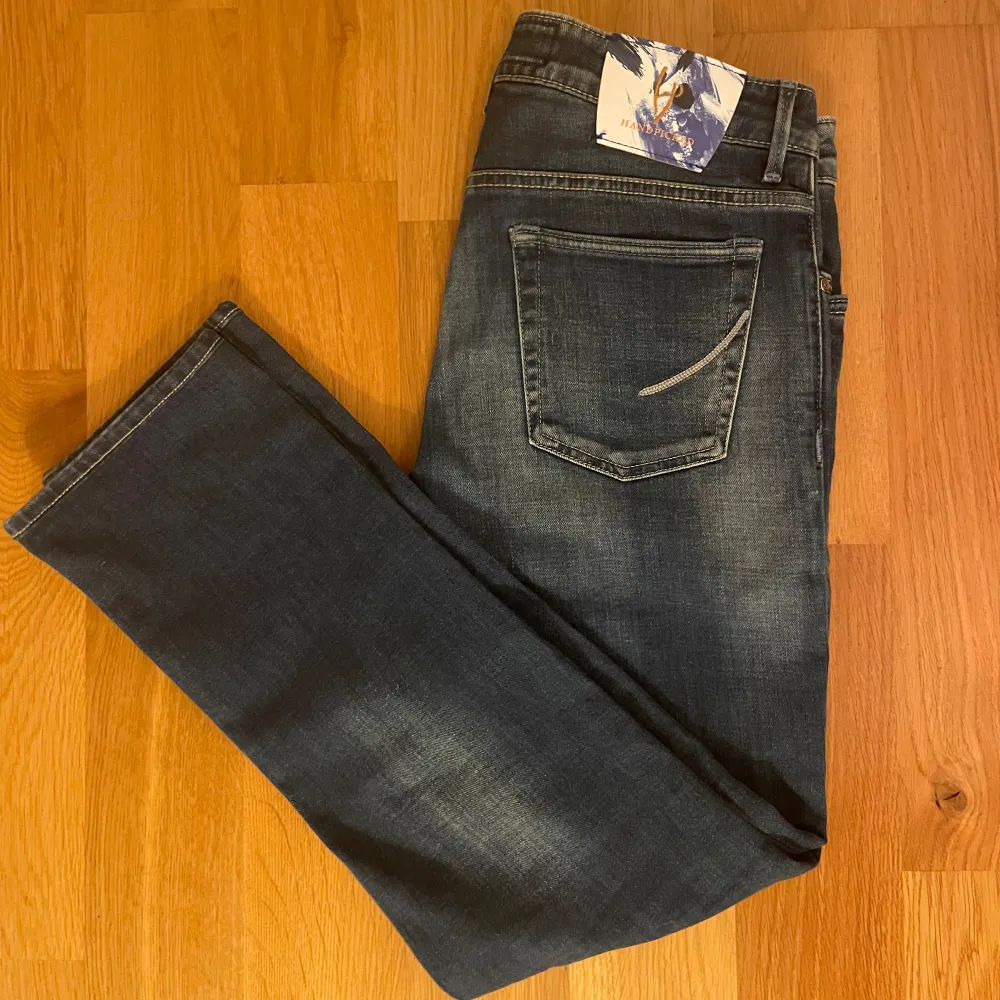 Säljer dessa otroligt snygga jeans från märket Handpricked som är gjorda av samma tillverkare som Jacob cohen. Nypris 1899kr Inga defekter.. Jeans & Byxor.