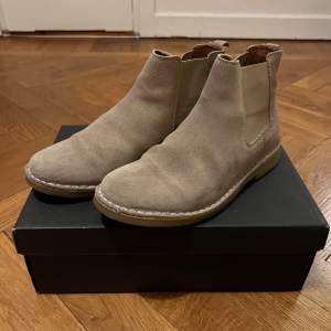 Beiga chelsea boots från Zign i mocka. En del fläckar från regn.