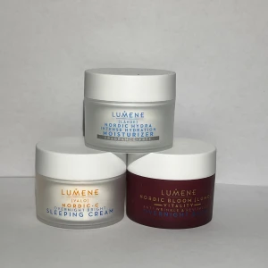 3 ansiktskrämer - 3 stycken ansiktskrämer från lumene. Alla är helt oöppnade. En vitamin c nattkräm, en hydration kräm och en overnight balm. 
