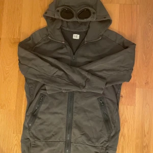 Cp company tröja - Otroligt snygga Cp company tröja perfekt till hösten! Nypris: 3150kr