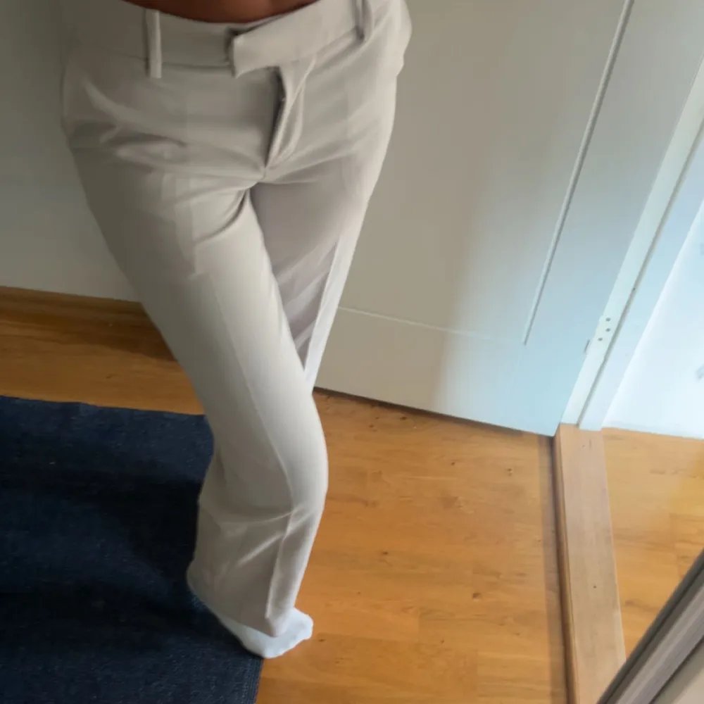 Jätte fina beige lågmidjade kostymbyxor från bikbok med lappen kvar. Tyvärr för korta för mig💕. Jeans & Byxor.