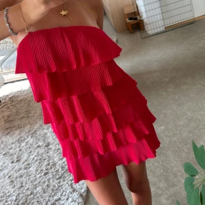Volang klänning  - Jättefin klänning med flera volanger, köpt secondhand men har fortfarande original prislappen kvar och aldrig använda av mig, mer rosa än vad det ser ut som på bilden🥰