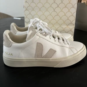 Veja - Veja campo sneakers strl 39. Använda 2 gånger, säljes pga passar inte i storlek. Nypris 1695