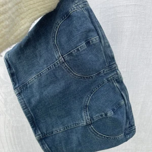 Jeanstopp  - Snygg jeanstopp i mörkare jeans. Köpt på Zalando, nyskick. Storlek S.