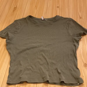  T-shirt  - En grön T-shirt från H&M/Dividef