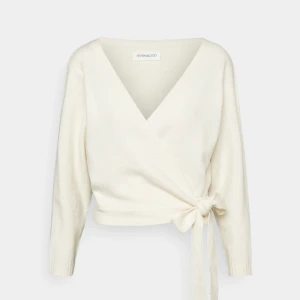 Vit omlott kofta  - Vit omlott kofta från even&odd i storlek S köpt en vecka sen ej använd då de är fel storlek 