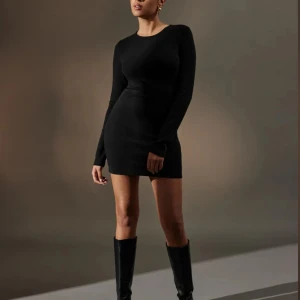 Klänning med öppen rygg - Svart klänning med öppen rygg från Gina Tricot. Storlek XS, använd 1 gång så sparsamt använd💘Slutsåld på hemsidan! 