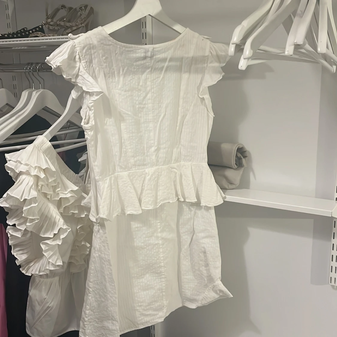 Vit klänning med volanger från Célia Sun - 90