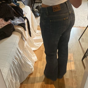 LEE jeans - Lågmidjade bootcut jeans. Jättefina men har för många jeans. Köpta second hand (500kr) därför vet ej storlek men passar mig bra i längden som är 177cm och skulle uppskatta att de är storlek 38/40, 28/34. Använda men väldigt fint skick (vintage tvätt)