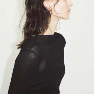 Långärmad genomskinlig tröja - Väldigt lik intimissimitröjorna fast från zara i svart, 100% bomull och aldrig använd. Halvgenomskinlig precis som intimissimis tröjor och väldigt skön!