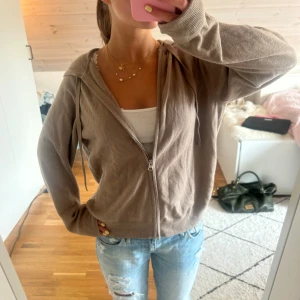 Kashmir kofta - Hoodie i kashmirblend från hm. Liknar softgoat! Nypris 900kr och i superfint skick. Storleken är XS men skulle säga att den passar för S