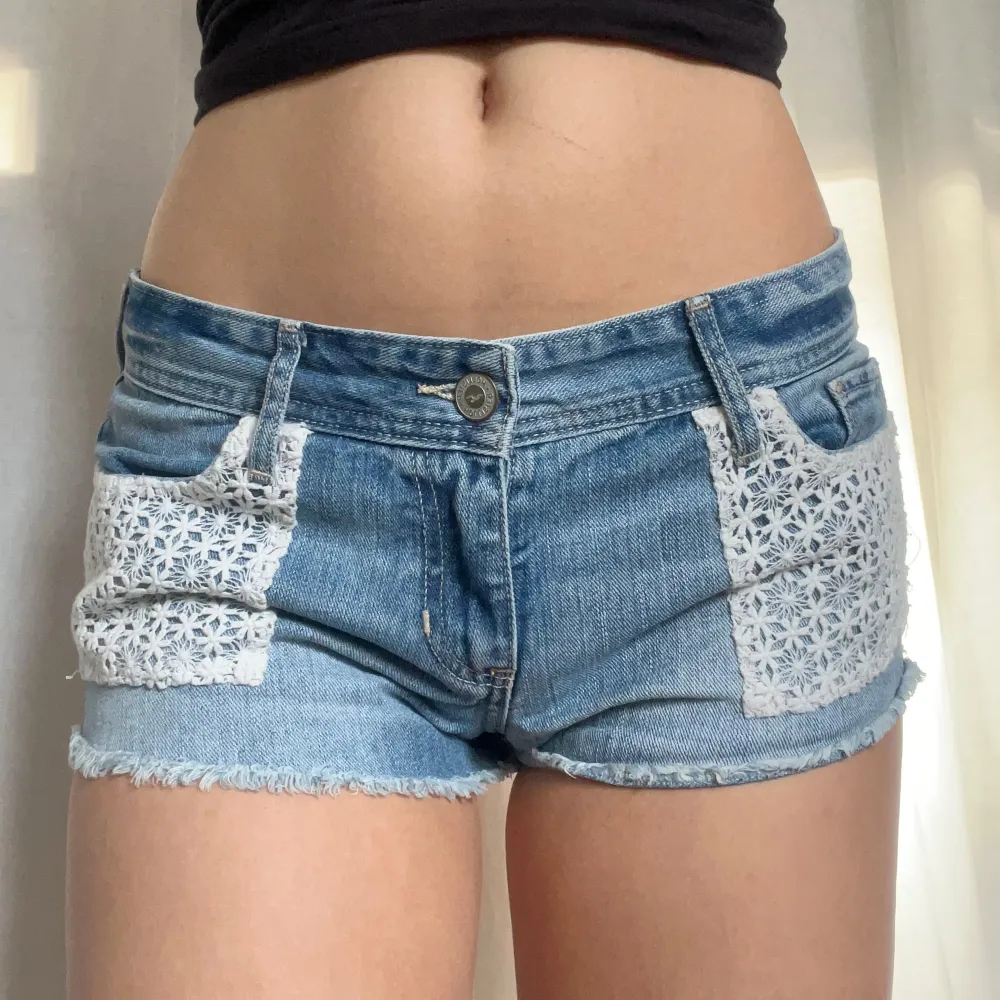 Hollister jeansshorts. Midjemått: 80 cm, 40 cm rakt över 💕. Shorts.