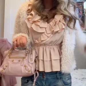 Volang Blus  - Lånad bild!  Säljer nu denna populära och eftertraktade blusen från hm som inte säljs längre. Använd en gång!  Storlek M och passar mig som brukar bära S.  Pris kan diskuteras 