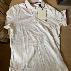 MONCLER PIKE - Helt ny moncler pike scannen funkar skit bra. Anledning till att jag säljer denna är för att tröjan va för stor på mig.