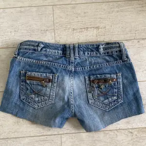 Säljer dessa snygga lågmidjade jeansshorts som tyvärr är försmå för mig och har därav inga bilder. Midjemått 35,5 och längd 23