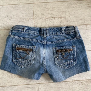 Lågmidjade jeansshorts  - Säljer dessa snygga lågmidjade jeansshorts som tyvärr är försmå för mig och har därav inga bilder. Midjemått 35,5 och längd 23
