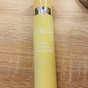Caia - Caia face mist! Mer än halva flaskan kvar! Köpt för ca 1 månad sen. Luktar super gott☺️ nypris 285kr säljer för 100kr 