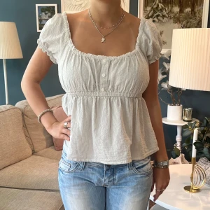 Söt topp - Världens sötaste topp 💛💛 den är randig, jag på bilden har vanligtvis storlek S och den passar mig 