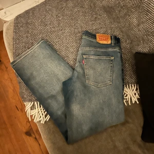 Levis jeans - Hej. Jag säljer dessa Levis jeans (loose taper). Storlek 164-170 cm. Passar 14-16 åringar. Köptes för ca 699kr. Mitt pris: 359 Skick 8/10. Hör av vid frågor! 