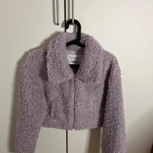 Florencebymills x AboutYou jacka - helt oanvänd och är i bra skick, inga skador eller fläckar.  Tror inte varan finns inne kvar o köpa, är i läderform på insidan och väldigt fluffig på utsidan 