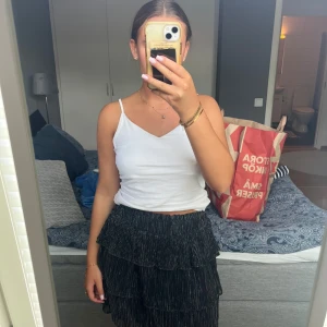 Kjol - Söt glittrig kjol Använd 1 gång Stl S men väldigt stretchig 109kr