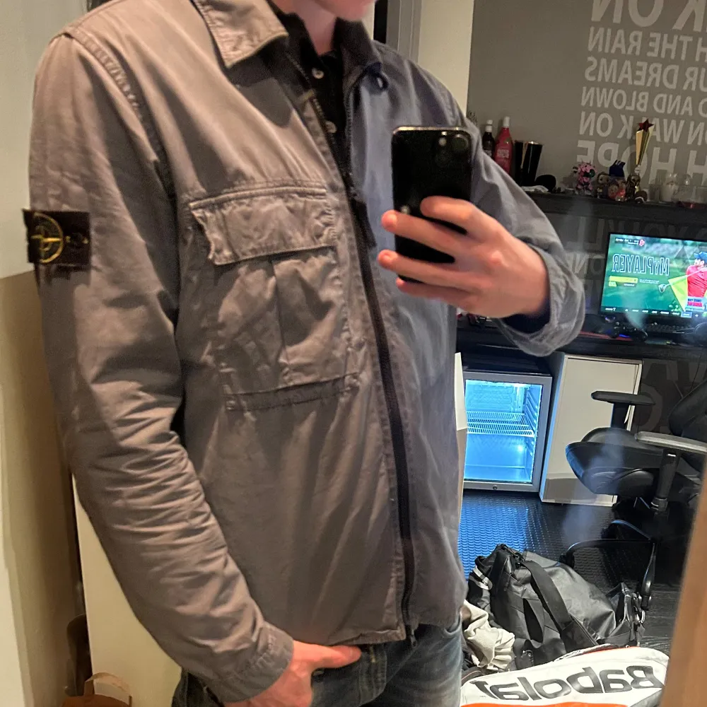 Säljer en otroligt fin stone island overshirt/jacka i färgen mörkblå, den är använd sparsamt och i väldigt fint skick, självklart äkta. Kom med bytesförslag eller funderingar!🙌. Jackor.