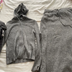 grått set  - Kjol och topp från pull&bear Strl S i toppen  Strl M i kjolen Använda 1 gång  