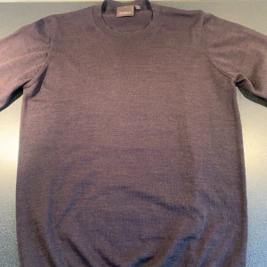 Oscar Jacobson Tröja - Brun Oscar Jacobson tröja. Perfekt nu till hösten! Nypris: 1300kr Skick 9/10 Vid frågor eller funderingar så är det bara att skriva!