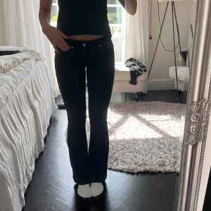 Lowwaist jeans  - Super snygga svarta Lowwaist bootcut jeans från Vera Moda🖤🖤lite slitna på hälen!