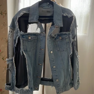  jeans jacka  - Snygg jeans jacka med genomskinligt mönster 