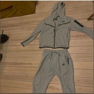 Grå Nike tech tröja och byxor - Dressen är i storlek medium. Den är använd men är i gott skick 