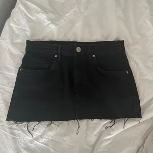 Zara jeanskjol - Lågmidjad jeanskjol från Zara. Knappt använd och köpte för 329kr