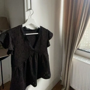 svart blus - säljer denna svarta kortärmade blusen, supersöt men har tyvärr tröttnat på den. 💕💕☁️💌tröjan har inga tecken på andvändning, den ser super bra ut! 