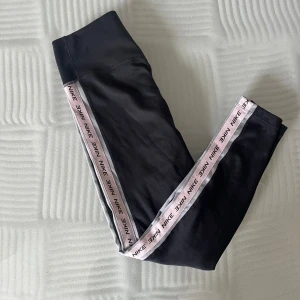 Träningstights - Träningstights från Nike i storlek S. Använda och lite noppriga efter tvätt men annars i bra skick.